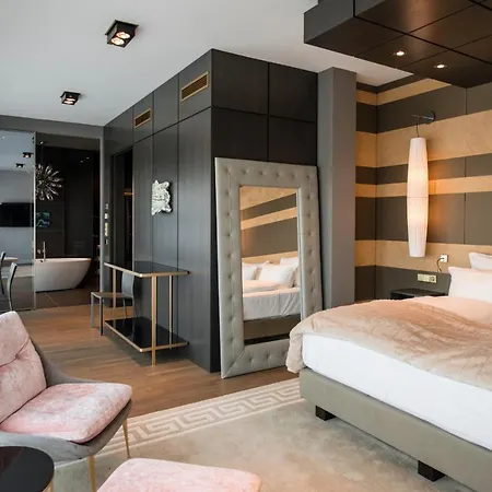 Monbijou Penthouse By Suite030